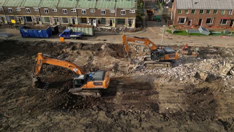 Excavadoras-Trabajando-En-La-Demolición-De-Casas-De-Pueblo-En-Los-Países-Bajos