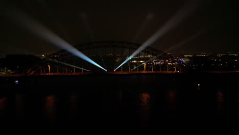 Nachtansicht-Mit-Lichtshow-Auf-Einer-Stahlhängebrücke-über-Den-Fluss-Noord-In-Hendrik-Ido-Ambacht-In-Den-Niederlanden