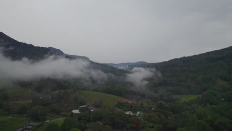 Üppiger-Regenwald-Und-Waldbedeckte-Hügel-Mit-Niedrigen-Wolken-Im-Currumbin-Valley,-Gold-Coast,-Queensland