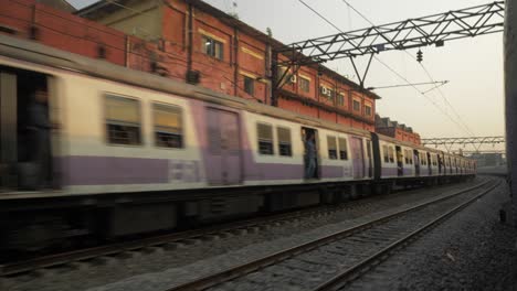 Standpunktaufnahme-Von-Zügen,-Die-In-Den-Bahnhof-Ein--Und-Ausfahren,-Kalkutta,-Westbengalen