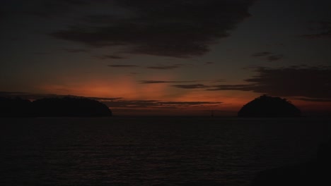 Zeitraffer-Des-Sonnenaufgangs-Und-Der-Wasserlandschaft-Auf-Der-Insel-Langkawi,-Malaysia