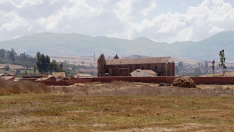 Iglesia-En-Las-Montañas-De-Los-Andes-Cusco,-Tiopampa---4k