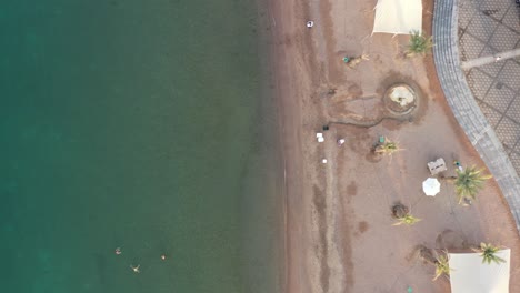 Sorgloses-Oberflächenschwimmen-In-Den-Tiefen-Des-Korallenriffs-Von-Eilat-Princess-Beach-Aus-Der-Luft