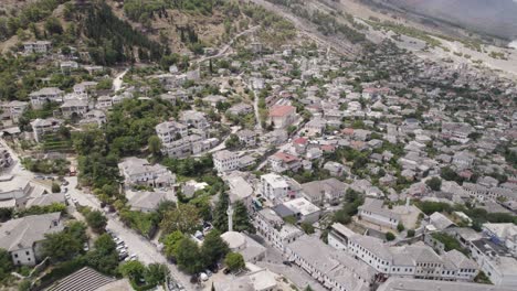Gjirokaster-Malerisches-Stadtbild,-Graue-Dächerlandschaft,-Albanien