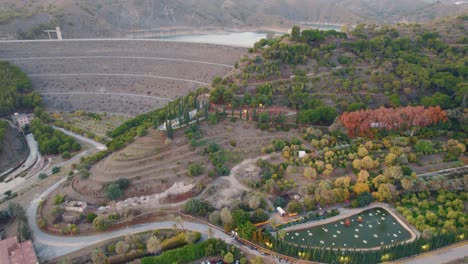 Luftaufnahme-Des-Botanischen-Gartens-Und-Eines-Damms,-Der-Das-Wasser-Des-Limonero-Stausees-Zurückhält