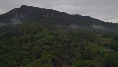 Pintoresco-Valle-De-Currumbin-Con-Exuberante-Selva-Tropical-En-El-Interior-De-La-Costa-Dorada-De-Queensland,-Australia
