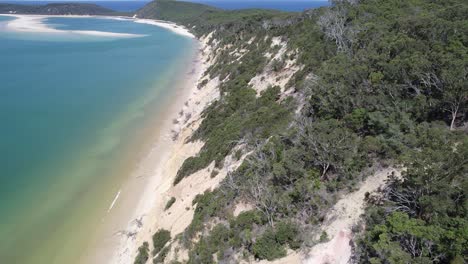 Türkisfarbene-Meereslandschaft-Und-Sanddünen-Am-Rainbow-Beach-In-Queensland,-Australien-–-Luftdrohnenaufnahme