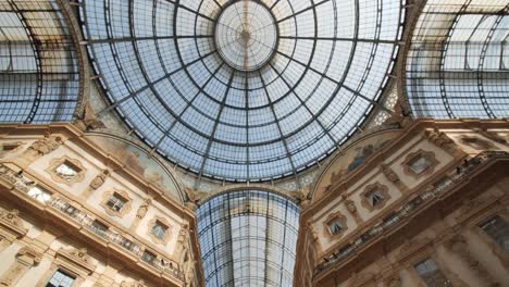 Galleria-Vittorio-Emanuele-II-in-Milan,-establishing-shot-of-the-Dome