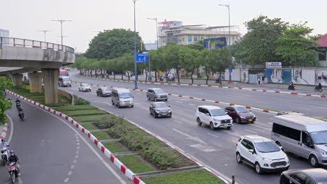 Verkehr-Auf-Der-Zentralen-Autobahn-In-Vietnam