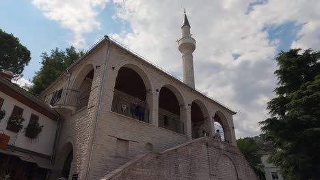 La-Mezquita-Del-Bazar,-También-Conocida-Como-Mezquita-Memi-Bey,-Hermosa-Mezquita-Ubicada-En-Gjirokaster,-Albania