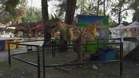 Dinosaurierstatue-In-Einem-Vergnügungspark-In-Bagan-Lalang,-Malaysia