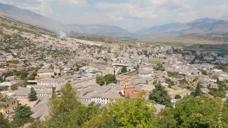 Gjirokaster-Vista-De-La-Ciudad-En-Expansión-Desde-El-Castillo,-Conocida-Como-Ciudad-De-Piedras,-Paisaje-Urbano-Albanés