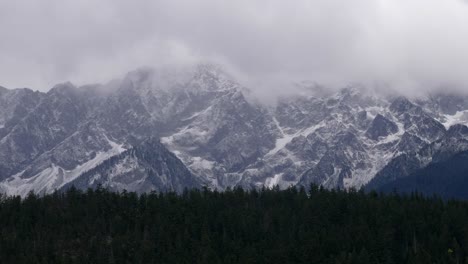 Schroffe-Berglandschaft-Im-Winter-Mit-Dichtem-Fichtenwald
