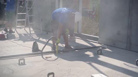 Bauarbeiter-Saugt-Staub-Aus-Einem-Loch,-Das-In-Eine-Betonplatte-Gebohrt-Wurde