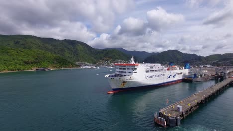 Eine-Aufnahme-Einer-Interislander-Fähre,-Die-Mit-Picton-Im-Hintergrund-Angedockt-Ist,-Neuseeland