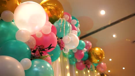 Geburtstagsfeier-Mit-Goldenen-Und-Mehr-Gemischten-Luftballons-In-Farben-Und-Größen-Mit-RGB-Lichtern,-Nahaufnahme,-Detail,-Asiatisches-Ereignis