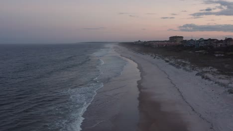 Luftaufnahme-über-Einen-Strand-Kurz-Vor-Sonnenuntergang
