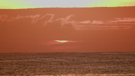 Mar-Tranquilo-Al-Atardecer,-Cielo-Naranja-Con-Hermosas-Nubes