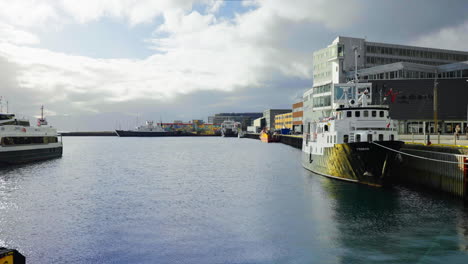Ferry-Atracado-En-La-Terminal-Portuaria-De-Tromso,-Noruega