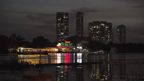 Dämmerungszeitbeleuchtung-Stadtrestaurant-Am-Flussufer