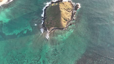 Blick-Aus-Der-Vogelperspektive-Auf-Die-Mokulua-Inseln,-Die-Diagonal-Nach-Oben-Schwenken-Und-Strände,-Wellen-Und-Riffe-Mit-Klarem-Meer-Bei-Sonnenaufgang-Zeigen,-Lanikai,-Oahu,-Hawaii