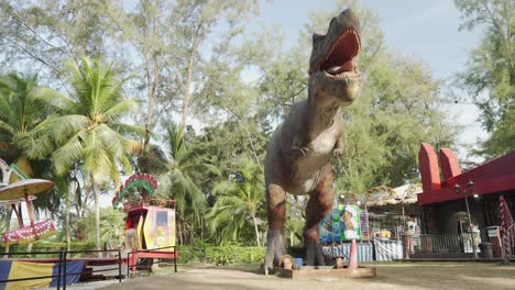 Estatua-De-Dinosaurio-Abriendo-La-Boca-En-Un-Parque-De-Diversiones-En-Bagan-Lalang