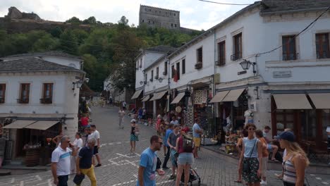 Turistas-Caminando-Por-El-Centro-De-Gjirokaster,-Albania