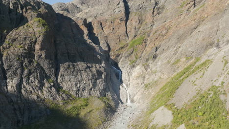 Steile-Schluchten-Mit-Wasserfällen-An-Einem-Sonnigen-Tag-Mit-Den-Lyngenalpen-In-Der-Nähe-Von-Tromsø,-Norwegen