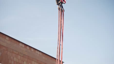 Bauarbeiter-Befestigt-Metallträger-An-Krankabeln-Und-Haken