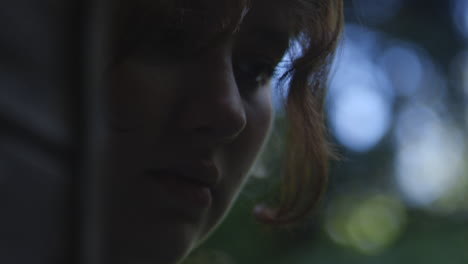 Filmische-Nahaufnahme-Des-Gesichts-Eines-Jungen-Kaukasischen-Mädchens-Mit-Bäumen-Im-Hintergrund