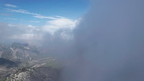 Atemberaubende,-Bewölkte-Berge,-Drohnenaufnahme-Aus-Der-Luft-Von-Thermossos,-Antalya,-Türkei