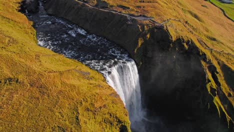 Wasser-Fließt-über-Eine-Große,-Majestätische-Isländische-Wasserfalllandschaft