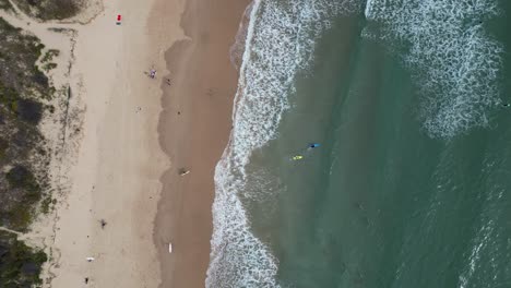 Vogelperspektiveaufnahme-Eines-Beliebten-Surfstrandes-Namens-One-Mile-Beach-In-Der-Nähe-Von-Port-Stephens,-New-South-Wales,-Australien