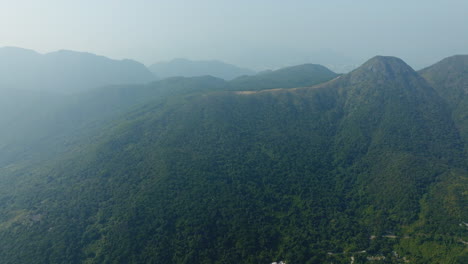 Atemberaubende-Drohnenaufnahme,-Die-Sich-Einigen-Wunderschönen-Grünen-Hügeln-In-China-Nähert