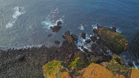 Blick-Von-Oben-Auf-Die-Meereswellen,-Die-An-Der-Felsigen-Isländischen-Küste-Gegen-Schwarze-Küstenfelsen-Krachen
