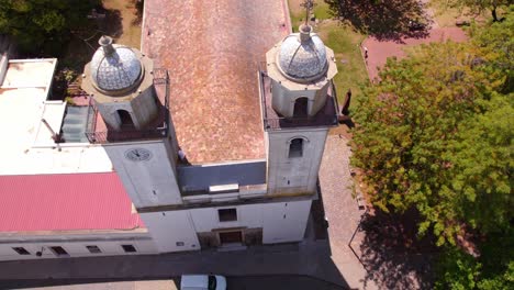Aerial-orbit-of-the-two-towers-and-domes-of-the-Basilica-del-Santísimo-Sacramento-in-Colonia-del-Sacramento,-historic-district,-Uruguay