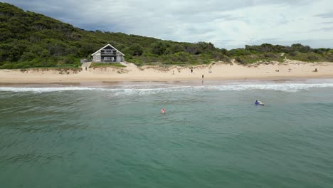 Casa-Club-De-Surf-En-One-Mile-Beach,-Nueva-Gales-Del-Sur,-Australia