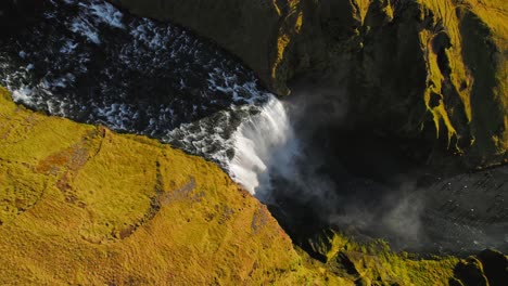 Atemberaubender-Skogafoss-Wasserfall-Von-Oben-Gesehen