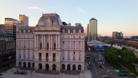 Parallax-Shot-Kirchner-Cultural-Center,-Das-Größte-In-Lateinamerika,-Ein-Majestätisches-Gebäude-Mit-Der-Skyline-Von-Buenos-Aires-Im-Hintergrund