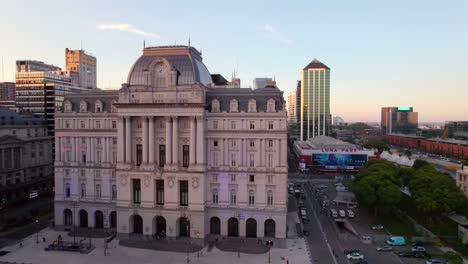 Parallax-shot-Kirchner-Cultural-Center-the-largest-in-Latin-America,-a-majestic-Building-with-Buenos-Aires-Skyline-in-Background