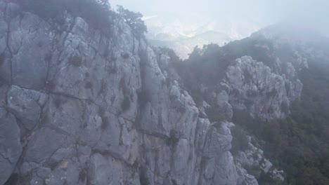 Drone-Aéreo-De-Montaña-Nublada-Cinematográfica-épica,-Thermessos,-Antalya,-Turquía