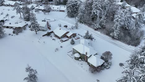 Luftaufnahme-Von-Häusern-Im-US-Bundesstaat-Washington,-Die-Mit-Einer-Frischen-Schneedecke-Bedeckt-Sind