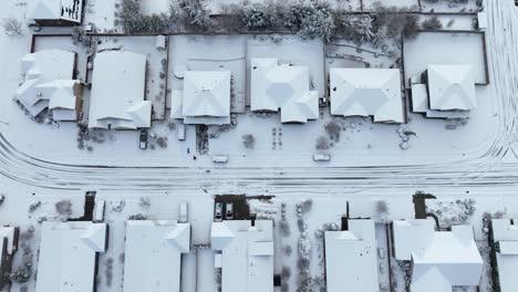 Blick-Aus-Der-Vogelperspektive-Auf-Häuser,-Die-Mit-Weißem-Schnee-Bedeckt-Sind