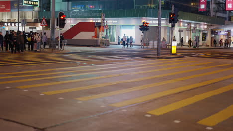 Zebrastreifen-Fußgänger-Chinesische-Menschen-Gehen-über-Eine-Stark-Befahrene-Straße-Im-Stadtzentrum-Mit-Einer-Ampel-In-Einer-Geschäftigen-Großstadtumgebung