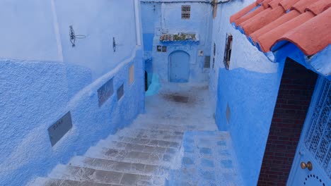 Detalles-De-La-Calle,-Escaleras-Pintadas-De-Azul-Y-Casas-En-Chefchaouen,-Marruecos