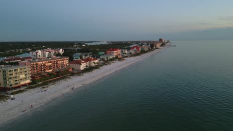 Drohnenvideo-Eines-Ruhigen-Sonnenuntergangs-Am-Indian-Shores-Beach-In-Florida