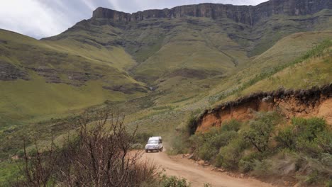 Robustos-Vehículos-De-Turismo-Llevan-A-Los-Turistas-Por-El-áspero-Camino-De-Tierra-Del-Paso-Sani