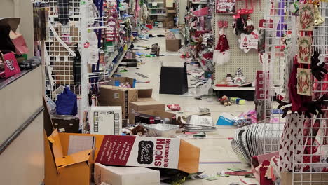 Tienda-Del-árbol-Del-Dólar-Saqueada-Después-De-La-Tormenta-De-Búfalo,-Los-Saqueadores-Destruyen-La-Tienda