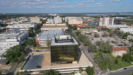 Bürgerbank-Und-Vertrauen-In-Der-Innenstadt-Von-Lakeland,-Florida,-An-Einem-Sonnigen-Tag