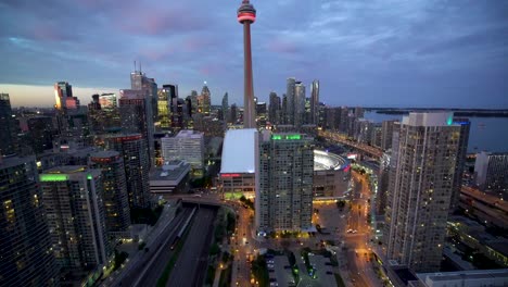 Blick-Auf-Die-Innenstadt-Von-Toronto-Und-Den-CN-Tower-In-Der-Dämmerung